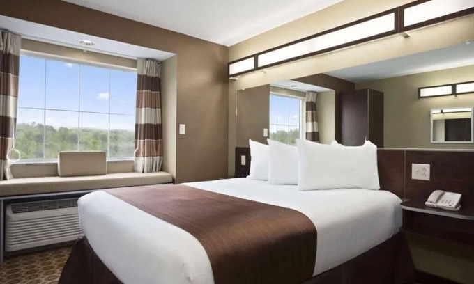 White Hall Hotel | Couple Suite w/ Kitchenette | Hotel Near Downtown w/ Free Parking