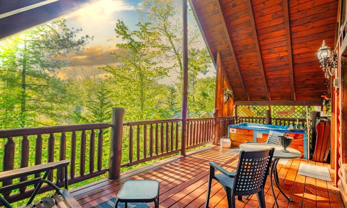 Sevierville Cabina | Couples Cabin! 5% Snr/Mltry Discount-Dollywood-Hot Tub-🐶 Friendly-Accessible