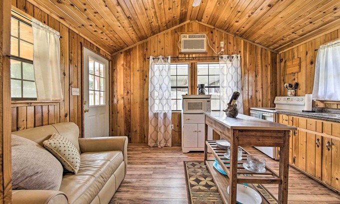 Canyon Lake Cabina | Couples Cabin w/ Luxury Deck, 1 Mi to Canyon Lake!