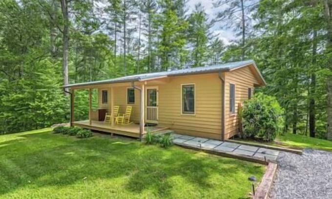 Hot Springs Casa | Couples Cabin with King bed and outdoor hot tub!