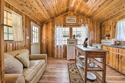 Canyon Lake Casa | Couples Cabin with Luxury Deck, 1 Mi to Canyon Lake!