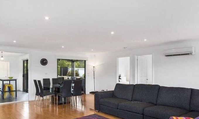 Orford Casa | Couples Coastal Holiday Home-close to beach, shop, park & boat ramp Orford