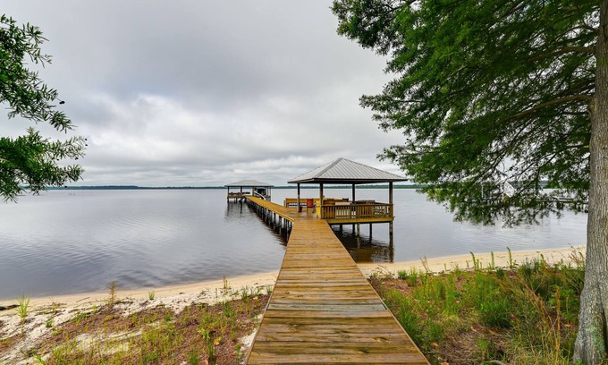 Council Casa | Couples Retreat on Bay Tree Lake