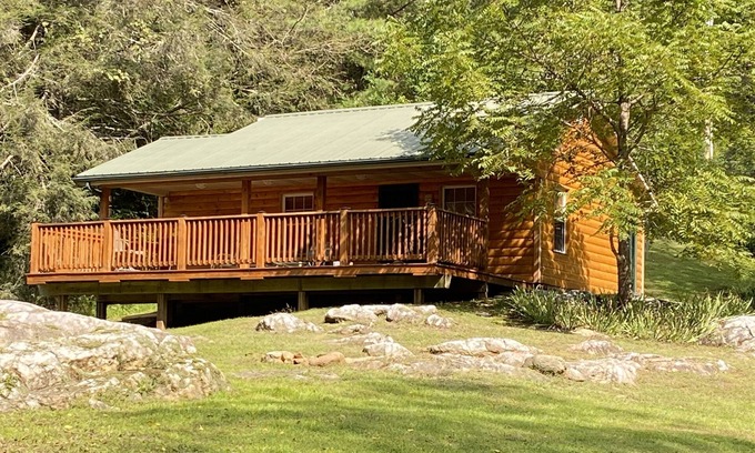 Dugspur Cabina | Couple’s Romantic Mountain River Cabin w/ Rustic Q Bed that’s Knotty & Nice.