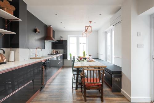 Haringey Apartamento | Courcy Road - 7 bedroom - sleeps up to 22
