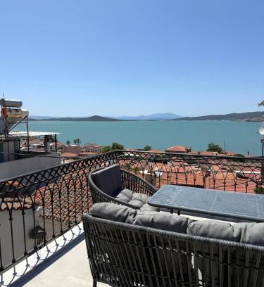 Ayvalik City Center Apartamento | Courtyard Home w Lesvos Island View