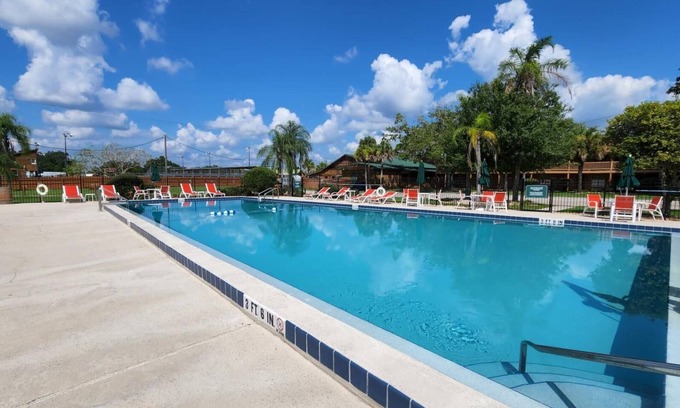 River Ranch Condominio | COURTYARD SUITE steps to Pool and Rodeo! 257