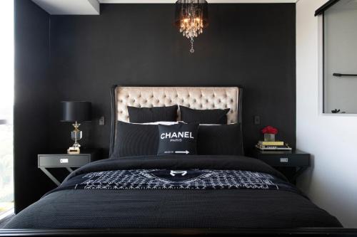 Labrador Apartamento | Couture Comfort - Luxe Chanel Themed Apartment