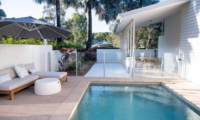 Palm Cove Villa | Cove House - Coastal Convenience by the Pool
