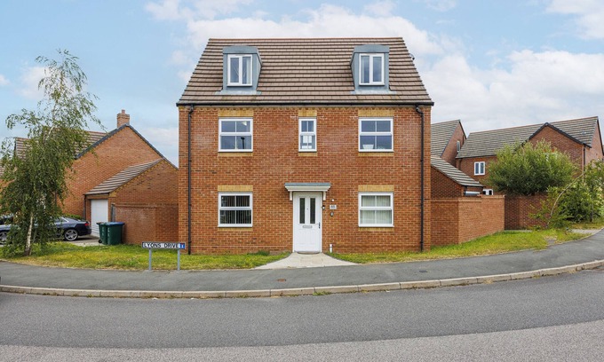 Gamston Casa | Stunning Coventry House for the Larger Group with Parking and Hot Tub