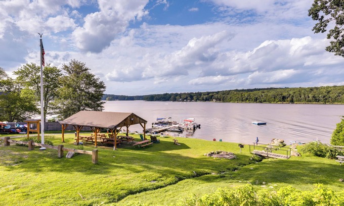 Coventry Lake Apartamento | Coventry Lake Getaway w/ Yard: Near UConn!