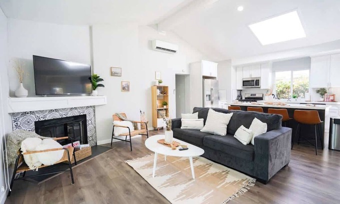 Clairemont Mesa Casa | Covered Backyard lounge w/Fire Pit|King Bed|BBQ
