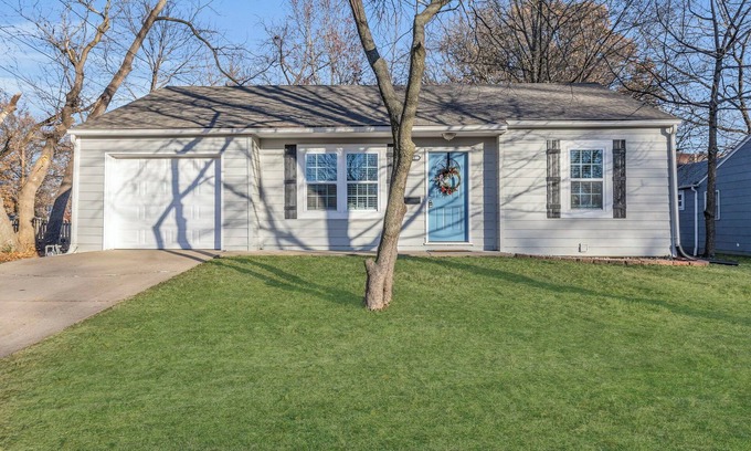 Overland Park Casa | Covered patio, finished basement, amazing location