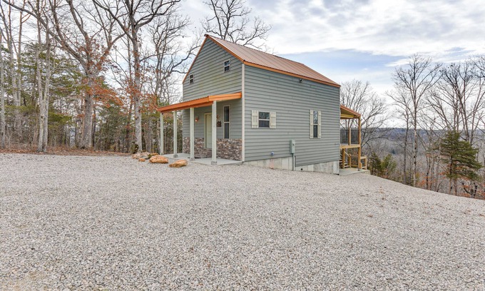 Richland Cabina | Covered Porch & Fire Pit: Cabin in Richland