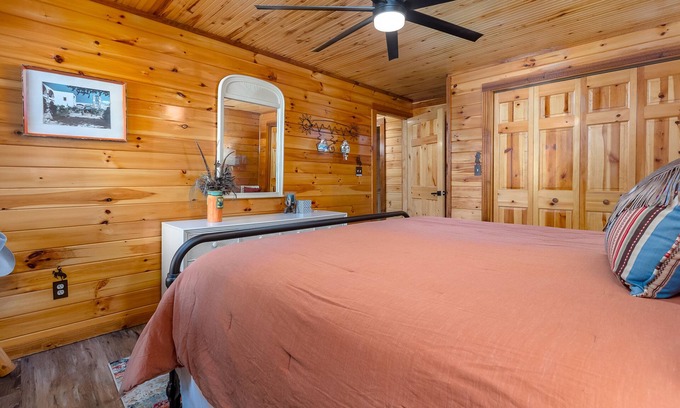 Saint Jo Cabina | Cowboy Cabin: The Bluffs at Saint Jo