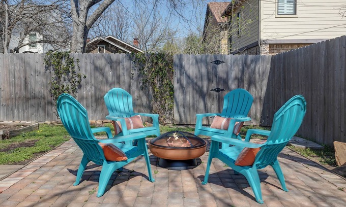 Fort Worth Cultural District Casa | Cowboy Chic bungalow with 2 bedrooms in Fort Worth's Cultural District