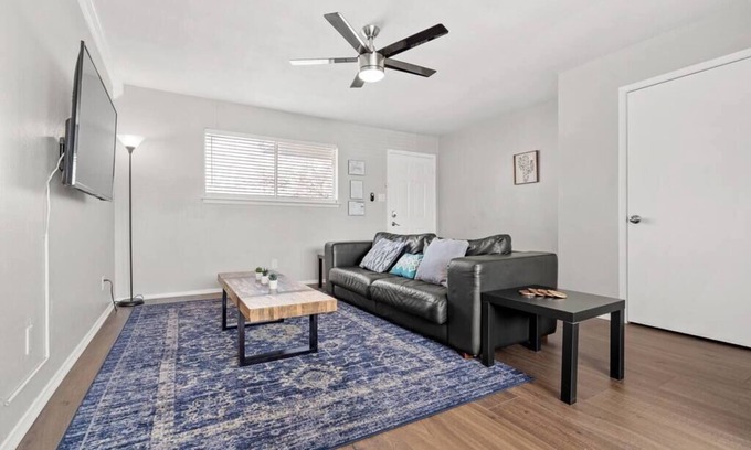 Central Arlington Apartamento | Cowboys Retreat. Walk to AT&T Stadium