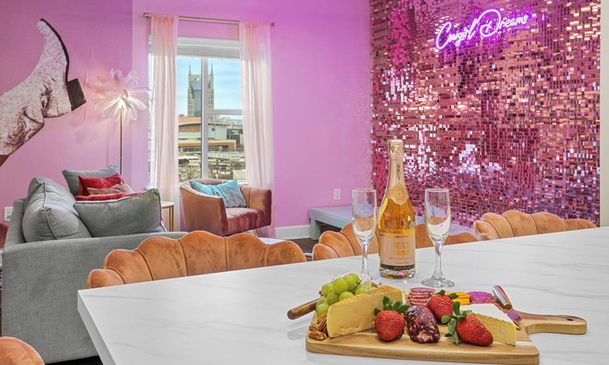 Eighth Avenue Apartamento | Cowgirl Dreams - Walk to Broadway, Pool, Gym