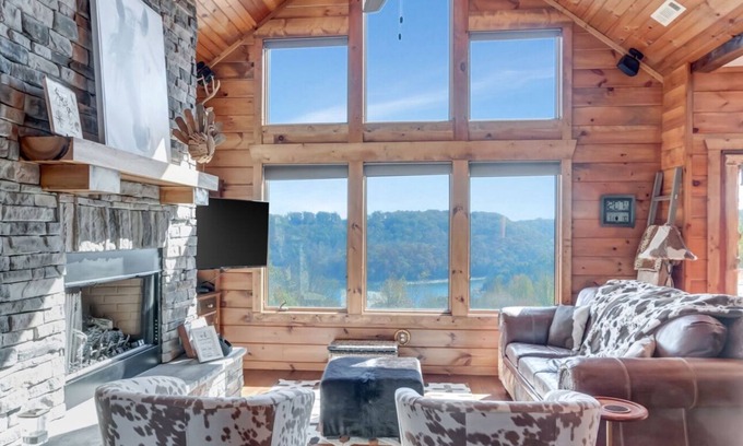 Smithville Cabina | Cowhide Cabin Lake Views Hot Tub