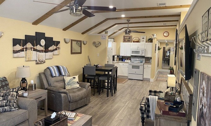Fort Worth Casa | Cowtown Outpost-Less than 4 minutes to StockYards-Sleeps 8, TCU close by