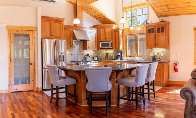 Truckee Casa | Coyote Run Retreat by Tahoe Getaways - 3BR Pet Friendly with HOA Amenities, Minutes to Downtown Truckee & Northstar Resort!