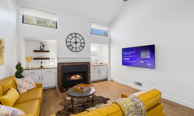 Hidden Valley Ranch Casa | Beautifully remodeled Tri-Leveled home in the pines-minutes from Downtown