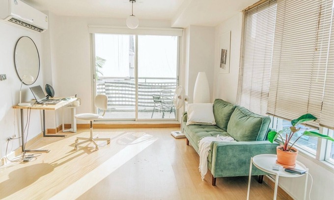 Phra Khanong Nuea Condominio | Cozy 1-bedroom condo - Modern, Unblocked Views, near BTS, fast Internet