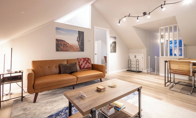Hawthorne Apartamento | Cozy 1 Bed, In-Unit Laundry, Pets, Parking, Fios, Safe, Quiet