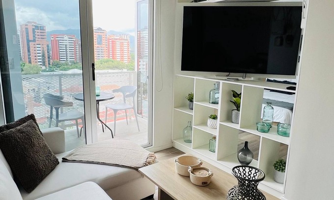 Zona 13 Apartamento | Apartamento Moderno y Luminoso con Jacuzzi, Gimnasio y Vistas a la Ciudad