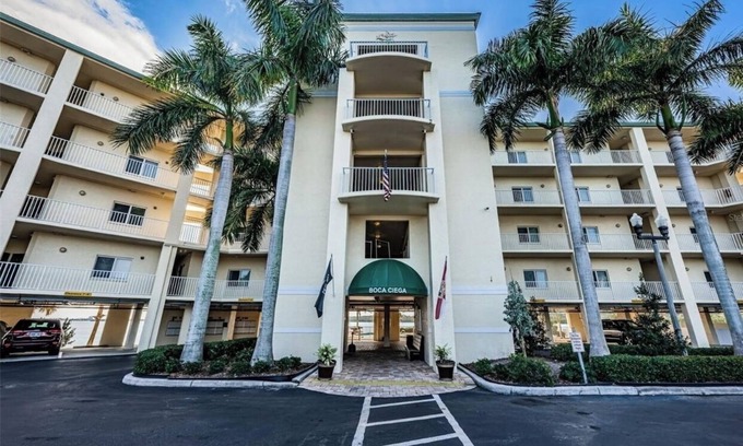 Madeira Beach Condominio | Cozy 1-bedroom 1 bath condo in welcoming St. Petersburg with WiFi, AC, Pool