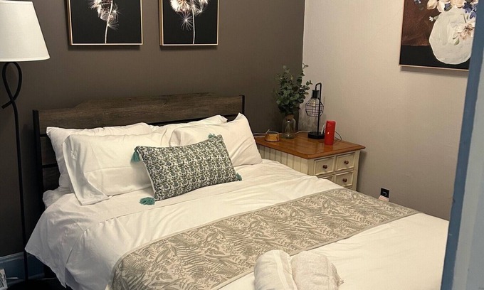 Michigan City Apartamento | Cozy 1-bedroom apartment in quaint Michigan City with WiFi, AC