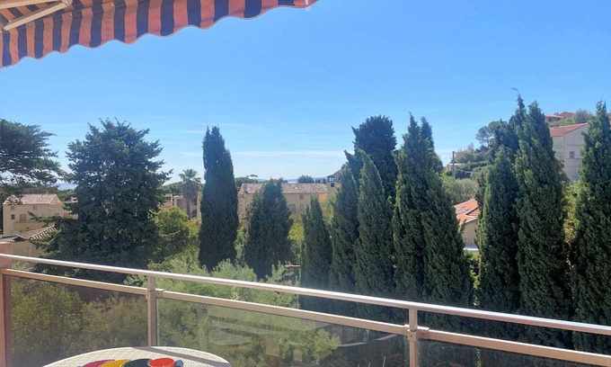 Le Lavandou Apartamento | Apartamento en zona tranquila, cerca de la playa, terraza, parking, 2 habitaciones para 4 personas