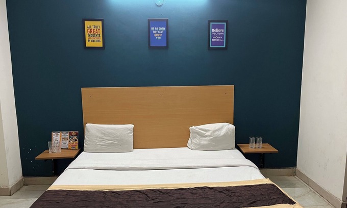 Faridabad Apartamento | Cozy 1-bedroom apartment in fantastic Faridabad with WiFi, AC and work tabel
