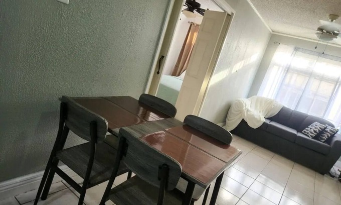 New Kingston Apartamento | Cozy 1-bedroom apartment in New Kingston 5 with AC, Wi-Fi