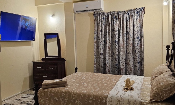 Brighton Apartamento | Cozy 1-bedroom apartment in awesome Brighton Unit 205 with AC, WiFi