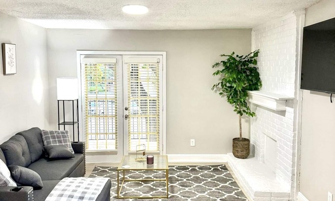 Addison Apartamento | Cozy 1-bedroom apartment with WiFi, AC in vibrant Addison
