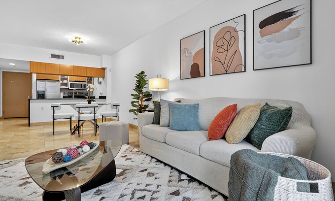 Wynwood Art District Condominio | Cozy 1-bedroom Apartment with Stunning Bay View in Miami