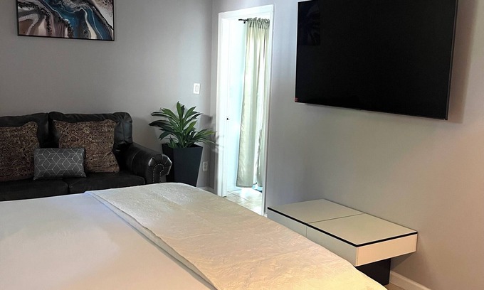 Belleville Casa | Cozy 1-bedroom Apt with WiFi and beautiful backyard view