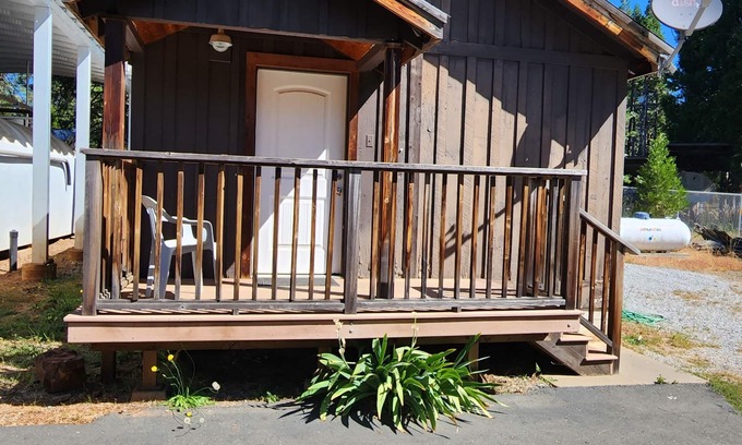 Trinity Center Cabina | Cozy 1 bedroom cabin in peaceful Trinity Center with AC
