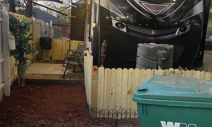 Yulee Casa | Cozy 1-bedroom camper on 1/2 acre fully fenced private property PET FRIENDLY