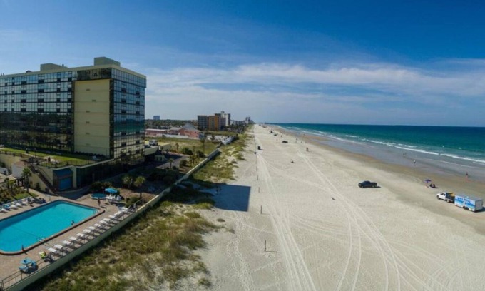 Schulte Park Condominio | Cozy 1-bedroom condo with kitchenette, pool & tiki bar in Daytona Beach