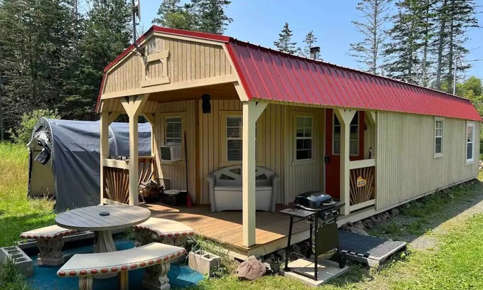 Kings County Cabaña | Cozy 1 bedroom cottage, short walk from the bay
