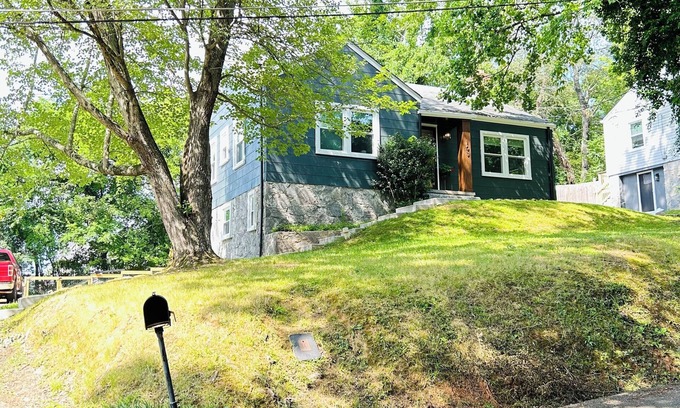 Red Bank Casa | Cozy 1-bedroom duplex in charming Chattanooga with WiFi, AC