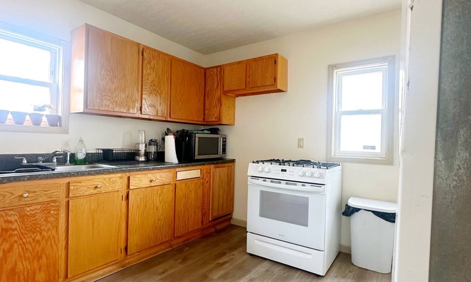 Akron Casa | Cozy 1 Bedroom ENTIRE HOME in the Heart of Akron