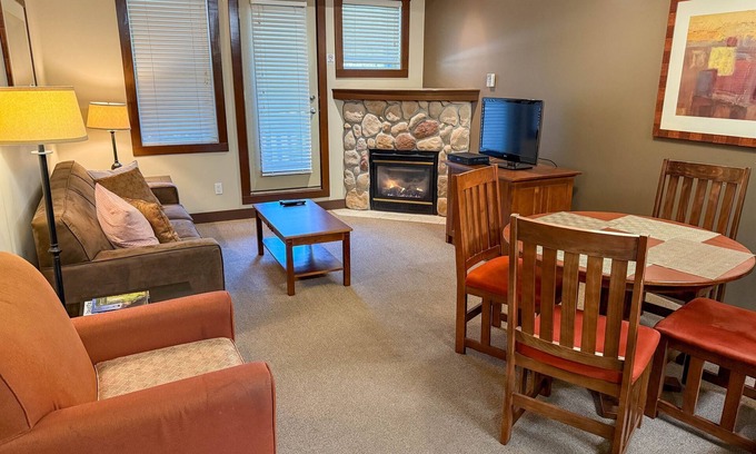 East Kootenay Condominio | Cozy 1 Bedroom | Fitness Centre & Steam Room