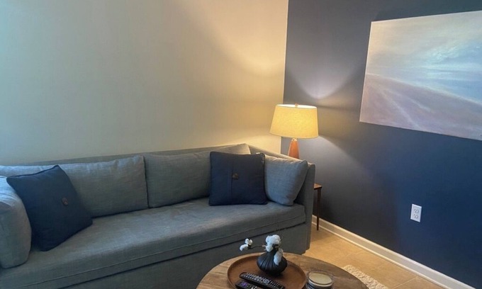 The Black Cat Apartamento | Cozy 1-bedroom garage apartment in beautiful Beaufort