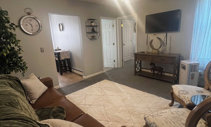 East Hartford Casa | Cozy 1-bedroom house in welcoming East Hartford with AC, WiFi and much more.