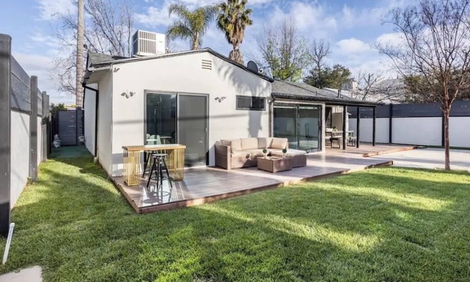 Tarzana Casa | Cozy 1-bedroom house with AC, WiFi in lovely Los Angeles