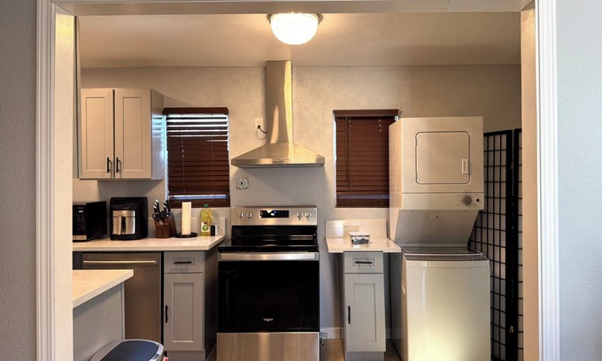 Hanford Apartamento | Cozy 1-Bedroom Retreat with In-Unit Laundry