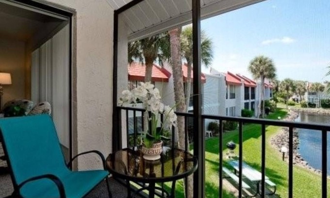 Bradenton Beach Condominio | Cozy 1-bedroom condo with large pool, fishing pier, and pickleball courts